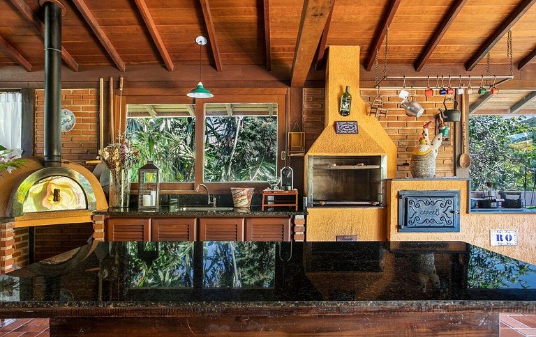 Casa Serrana, 4 quartos, piscina, área gourmet em Itaipava