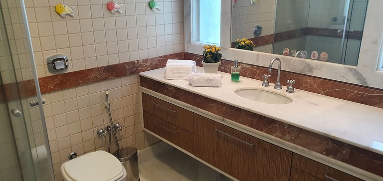 Casa de Cinema Granja Brasil, com serviço incluído