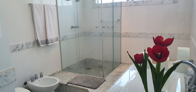 Casa de Cinema Granja Brasil, com serviço incluído