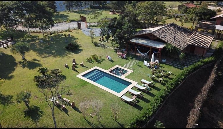Magnificent views, 3 suites, pool w/ heated tub