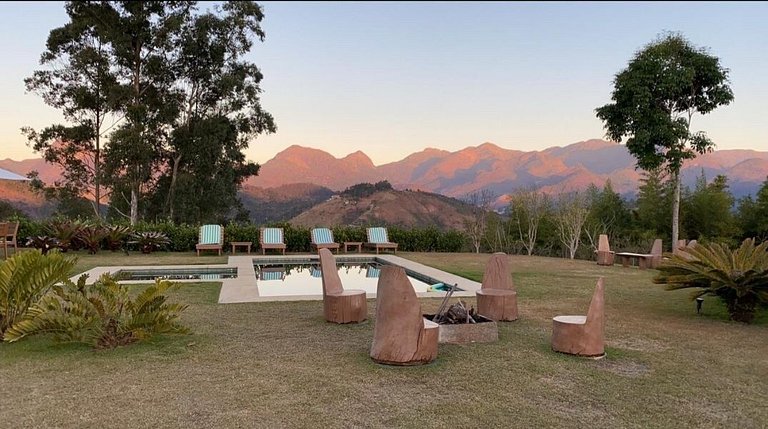 Magnificent views, 3 suites, pool w/ heated tub