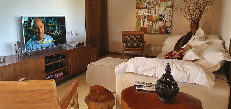 Magnificent views, 3 suites, pool w/ heated tub