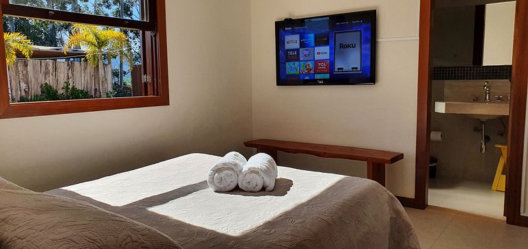 Magnificent views, 3 suites, pool w/ heated tub