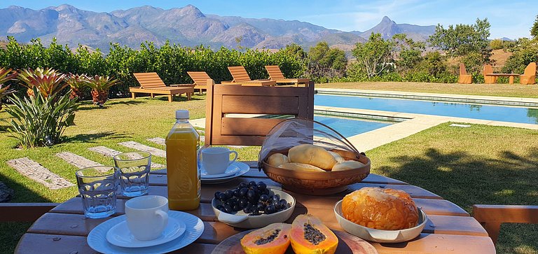 Magnificent views, 3 suites, pool w/ heated tub