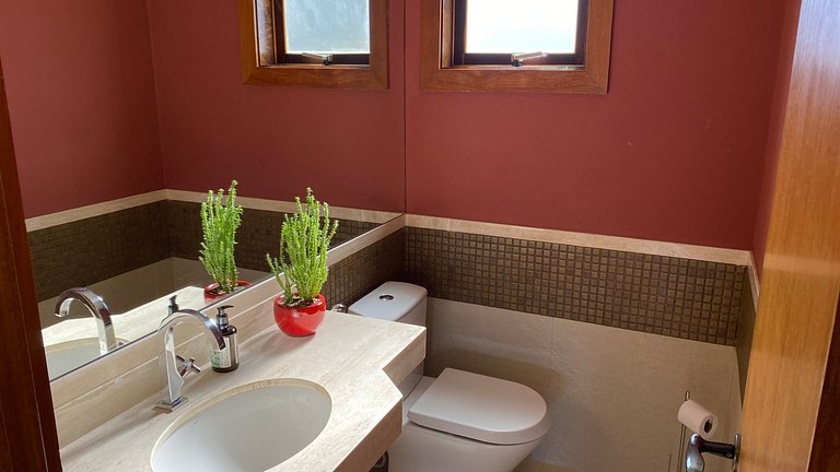 Magnificent views, 3 suites, pool w/ heated tub