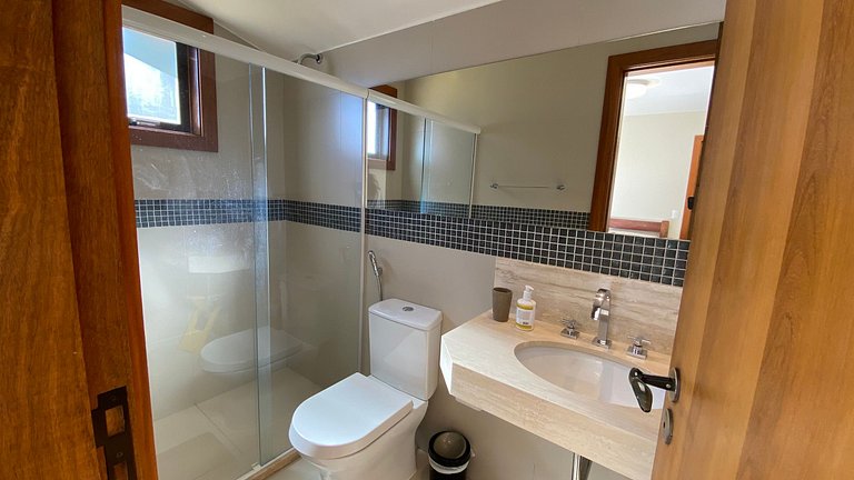 Magnificent views, 3 suites, pool w/ heated tub