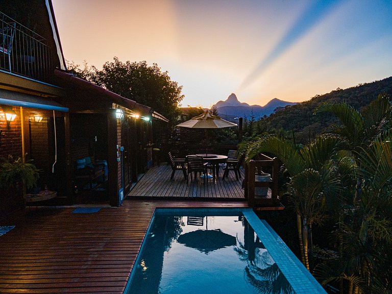 Casa Serrana, 4 quartos, piscina, área gourmet em Itaipava