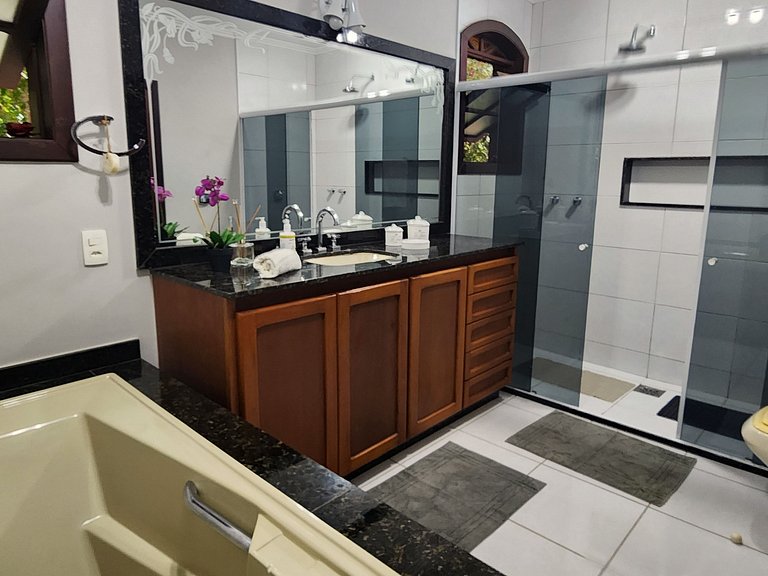 Casa Feliz Itaipava: 7 qts, piscina lazer completo