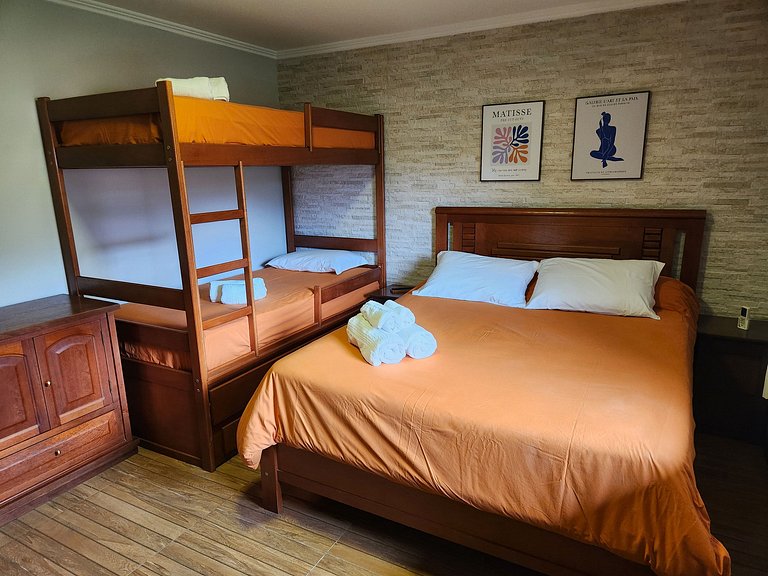 Casa Feliz Itaipava: 7 qts, piscina lazer completo