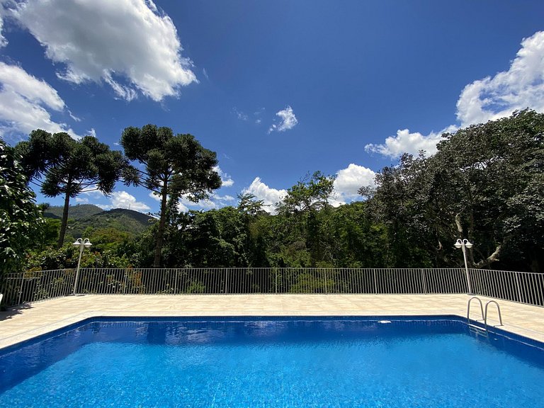 Casa Feliz Itaipava: 7 qts, piscina lazer completo