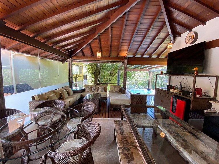 Casa Feliz Itaipava: 7 qts, piscina lazer completo