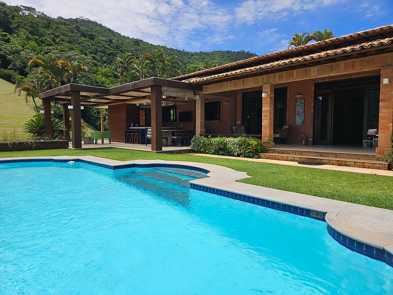 Casa Roseiras 7 suítes entre Itaipava e Secretário