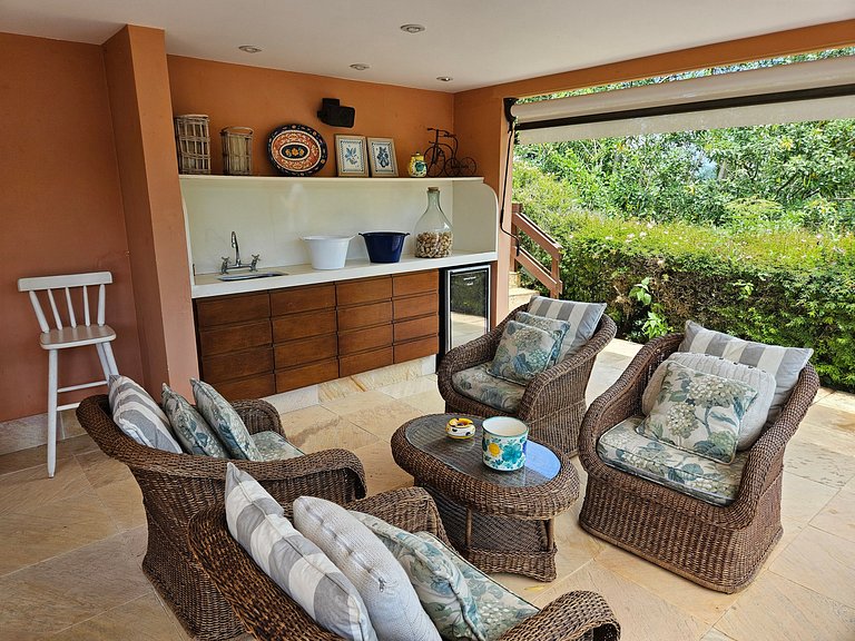 Casa Roseiras 7 suítes entre Itaipava e Secretário