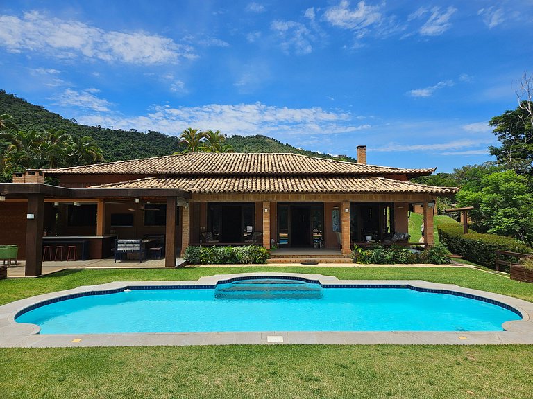 Casa Roseiras 7 suítes entre Itaipava e Secretário
