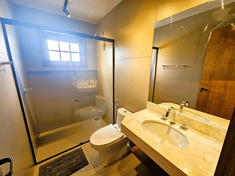 Alto Itaipava, 3 suítes A/C, piscina aquecida