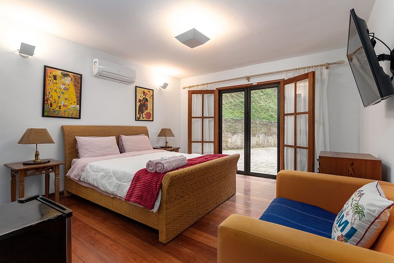 Beautiful 4 bedroom country house in the mountains with pool