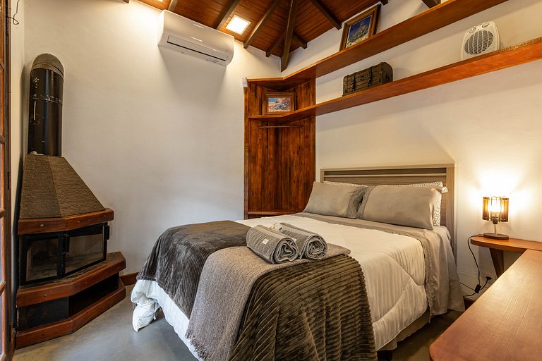 Beautiful 4 bedroom country house in the mountains with pool