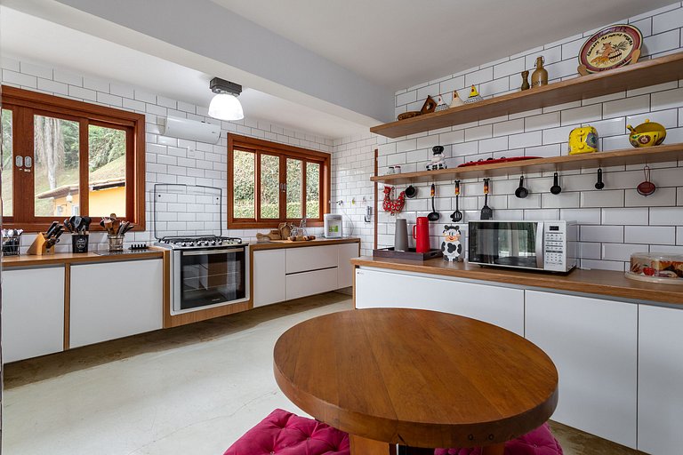 Beautiful 4 bedroom country house in the mountains with pool