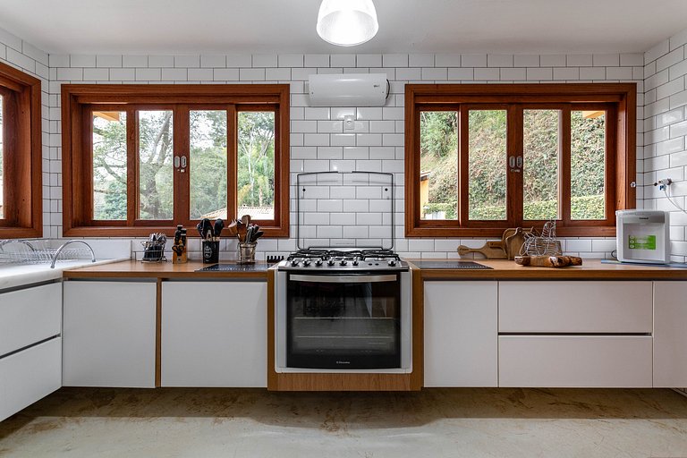 Beautiful 4 bedroom country house in the mountains with pool