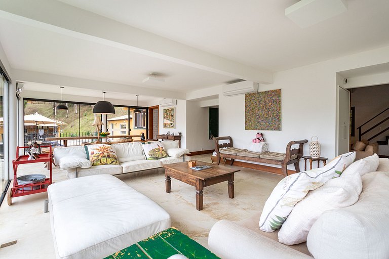 Beautiful 4 bedroom country house in the mountains with pool