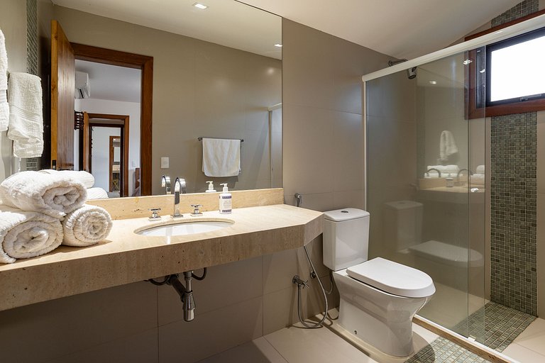 Magnificent views, 3 suites, pool w/ heated tub