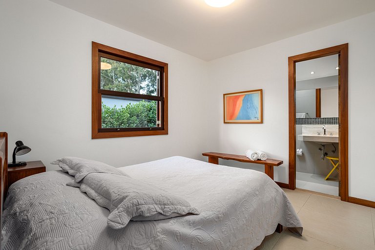 Magnificent views, 3 suites, pool w/ heated tub