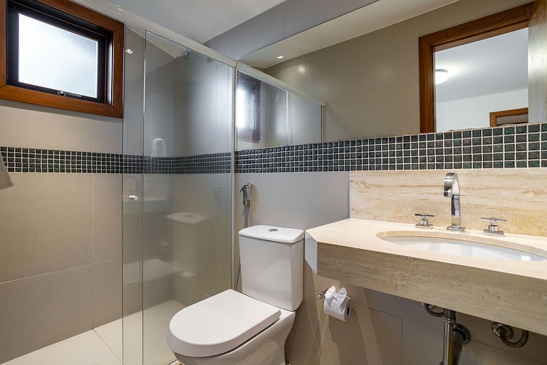 Magnificent views, 3 suites, pool w/ heated tub