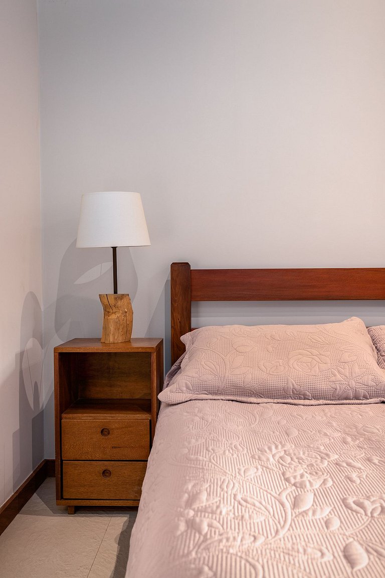 Magnificent views, 3 suites, pool w/ heated tub