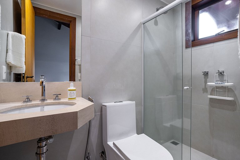 Magnificent views, 3 suites, pool w/ heated tub