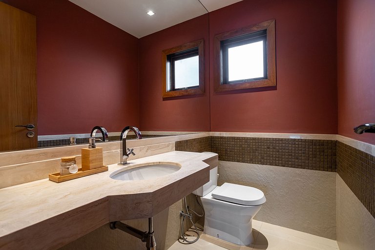 Magnificent views, 3 suites, pool w/ heated tub