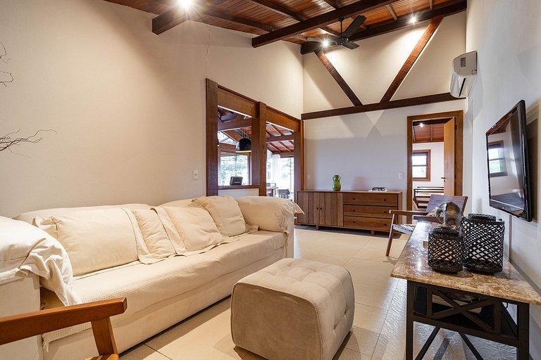 Magnificent views, 3 suites, pool w/ heated tub
