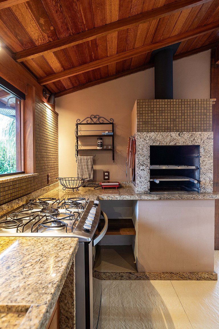Magnificent views, 3 suites, pool w/ heated tub
