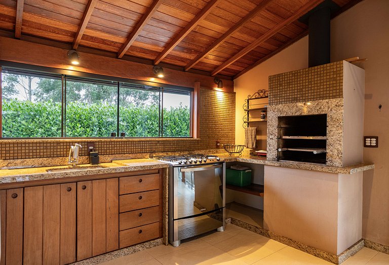 Magnificent views, 3 suites, pool w/ heated tub