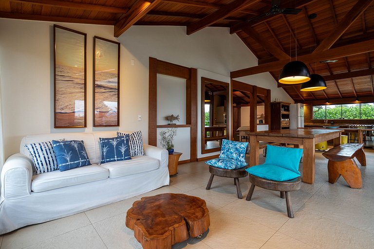 Magnificent views, 3 suites, pool w/ heated tub