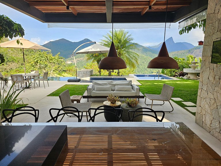 Casa de Alto Padrão em Itaipava: Design, Natureza e Exclusiv