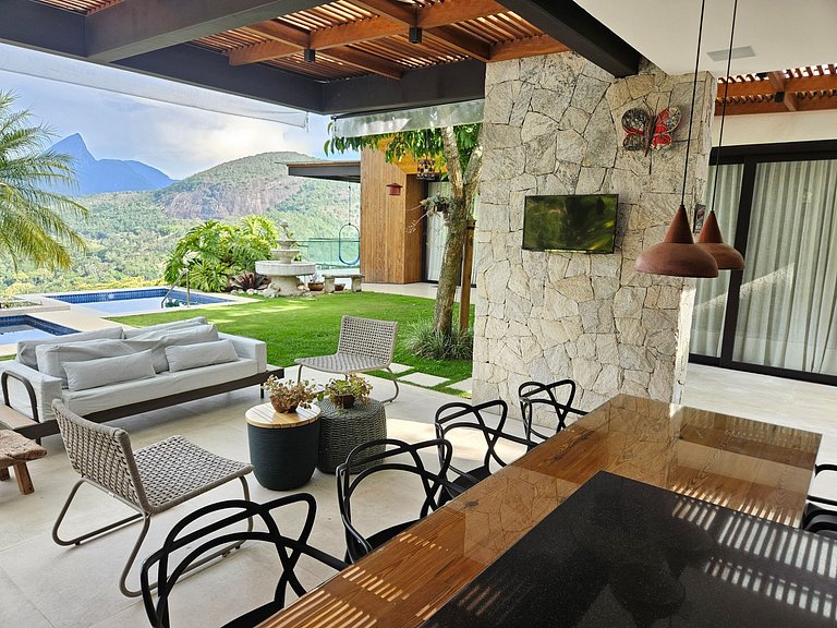 Casa de Alto Padrão em Itaipava: Design, Natureza e Exclusiv